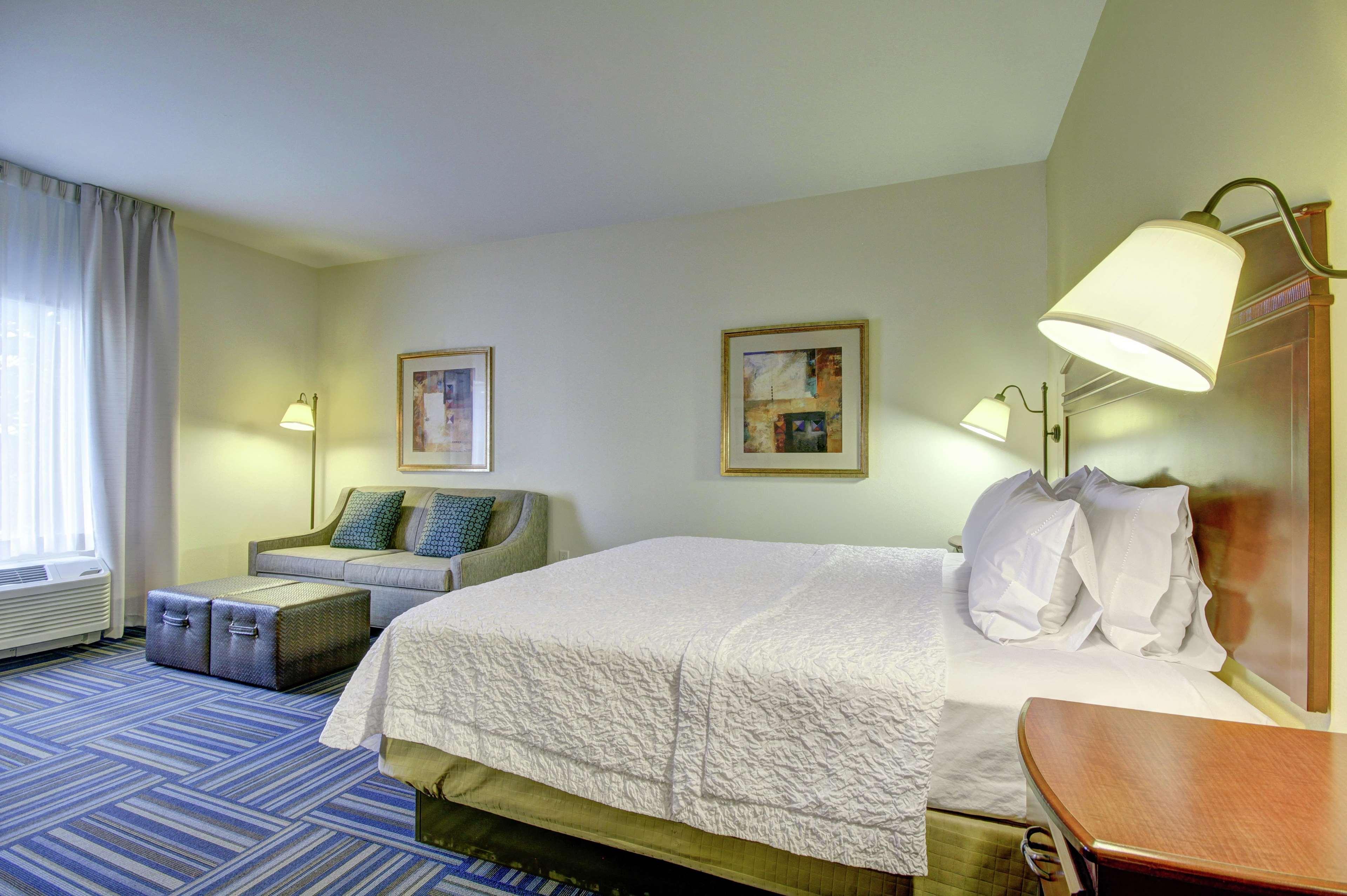 Hampton Inn And Suites Alexandria Exterior photo