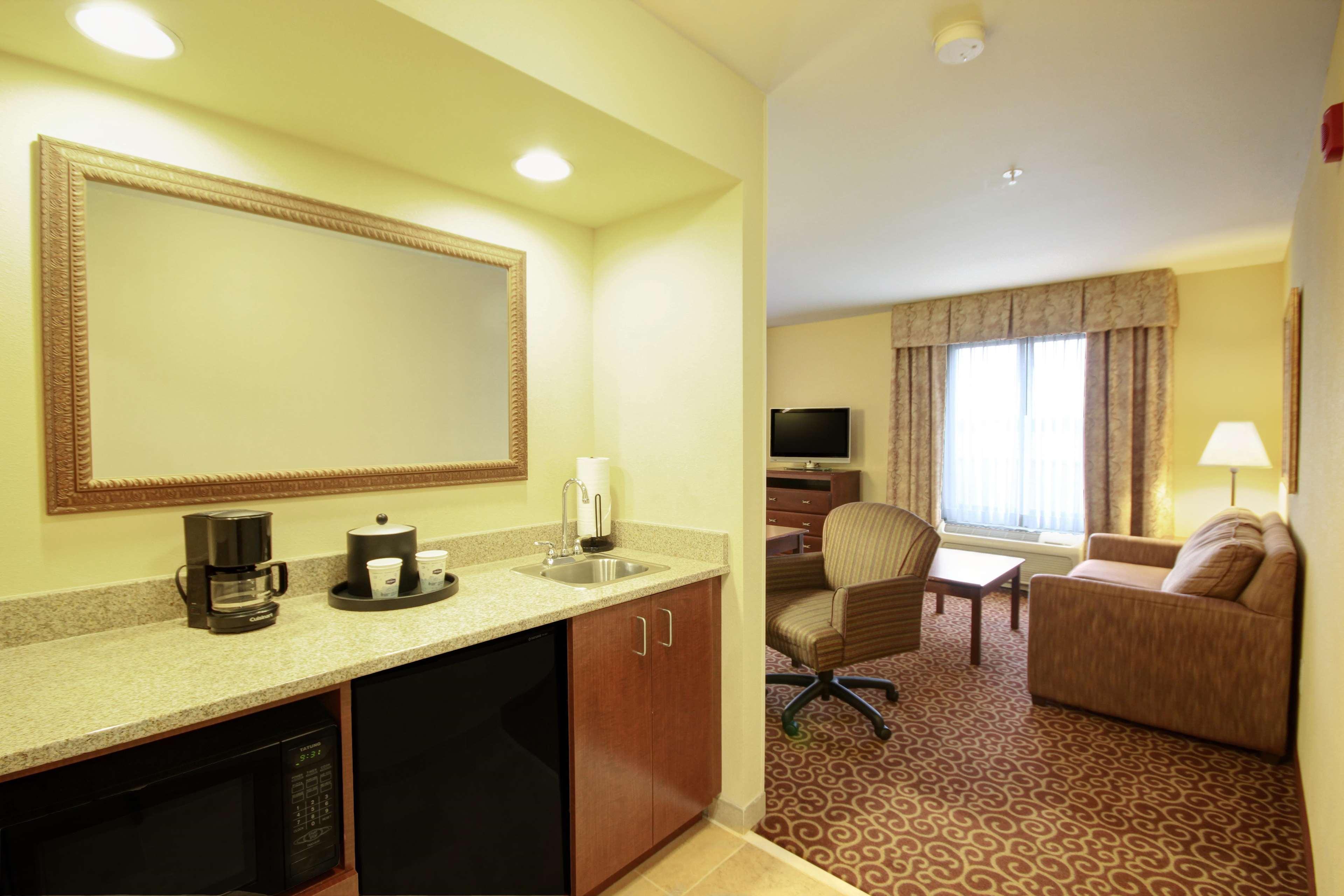 Hampton Inn And Suites Alexandria Exterior photo