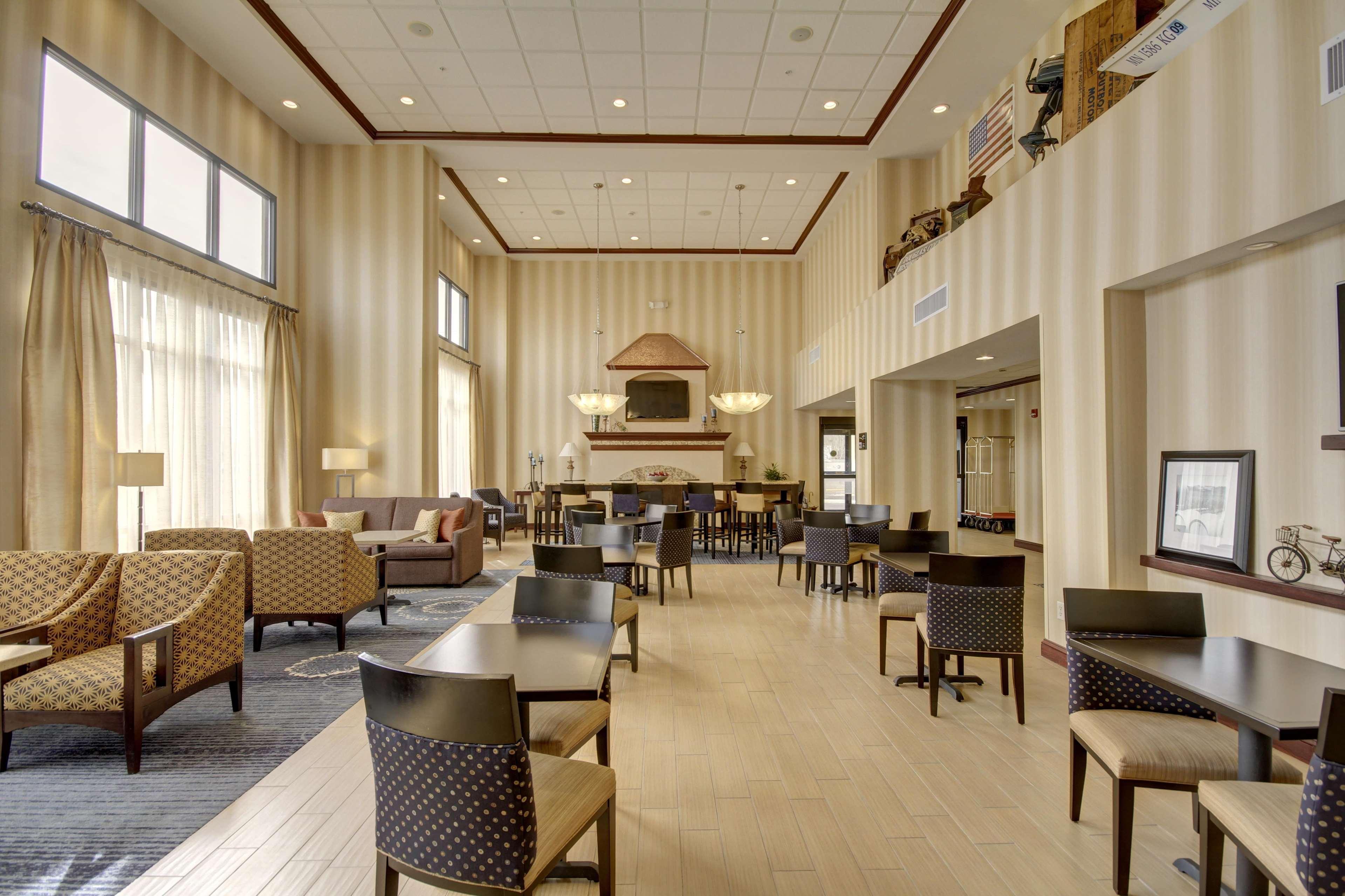 Hampton Inn And Suites Alexandria Exterior photo