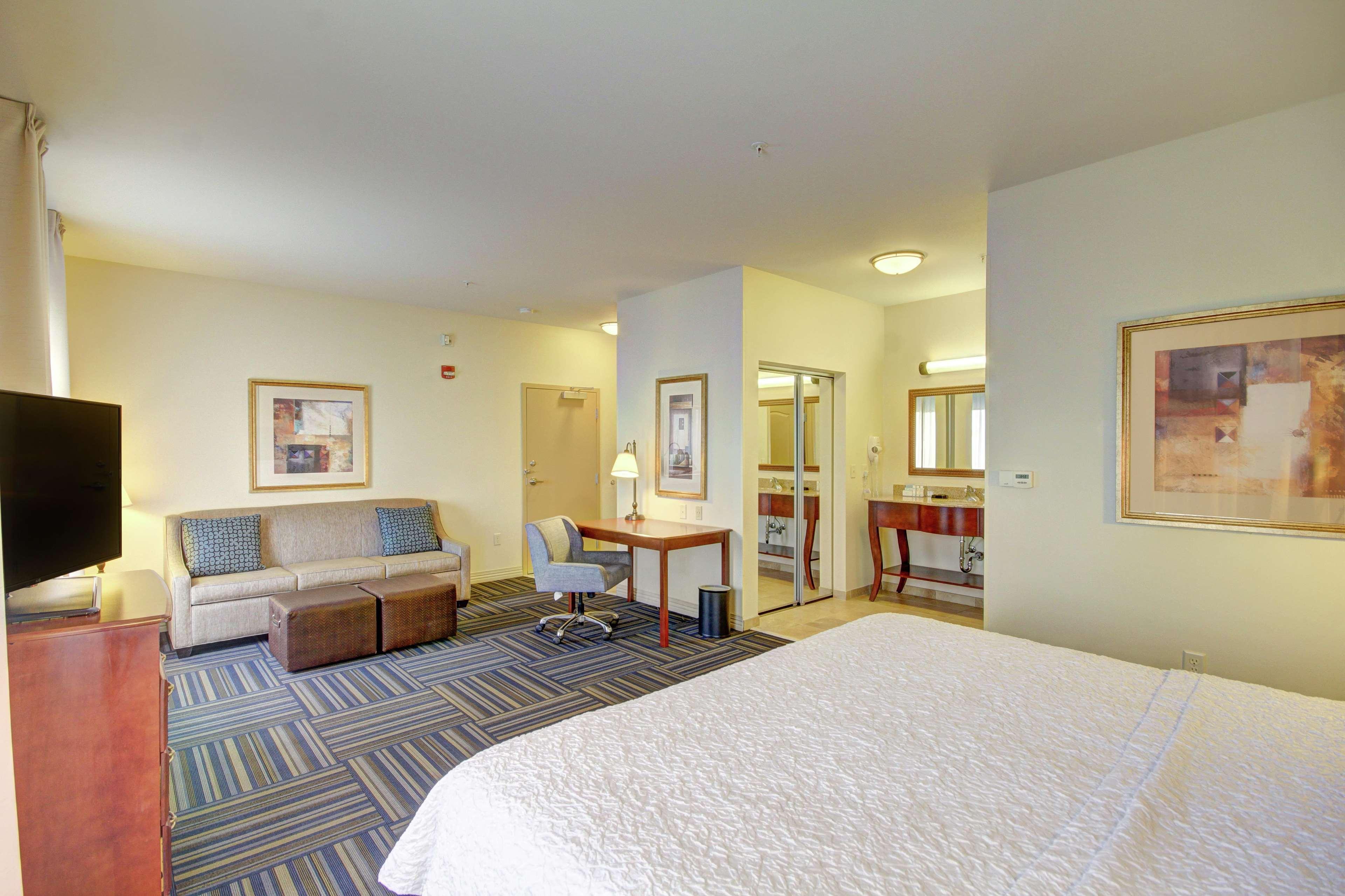 Hampton Inn And Suites Alexandria Exterior photo