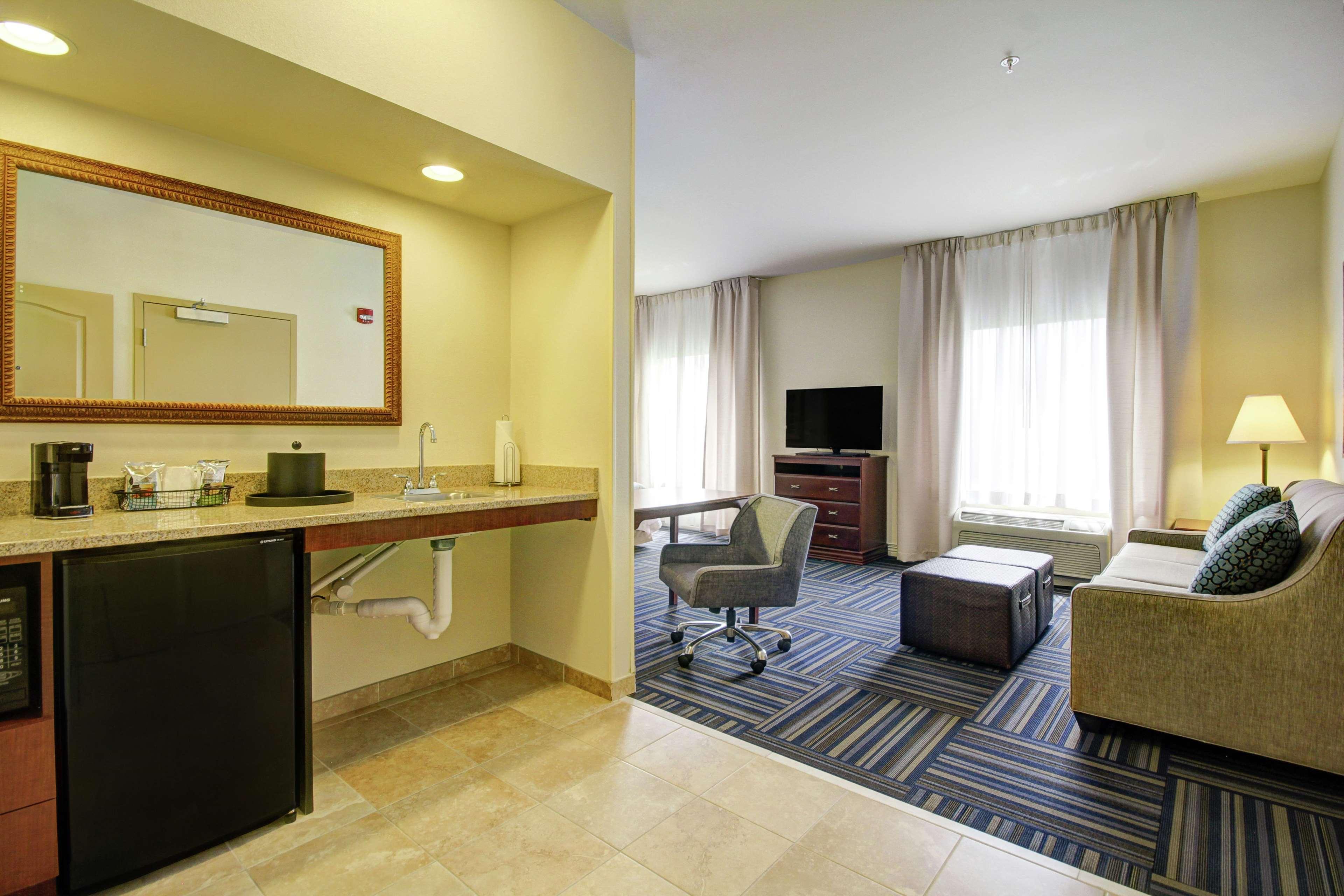 Hampton Inn And Suites Alexandria Exterior photo