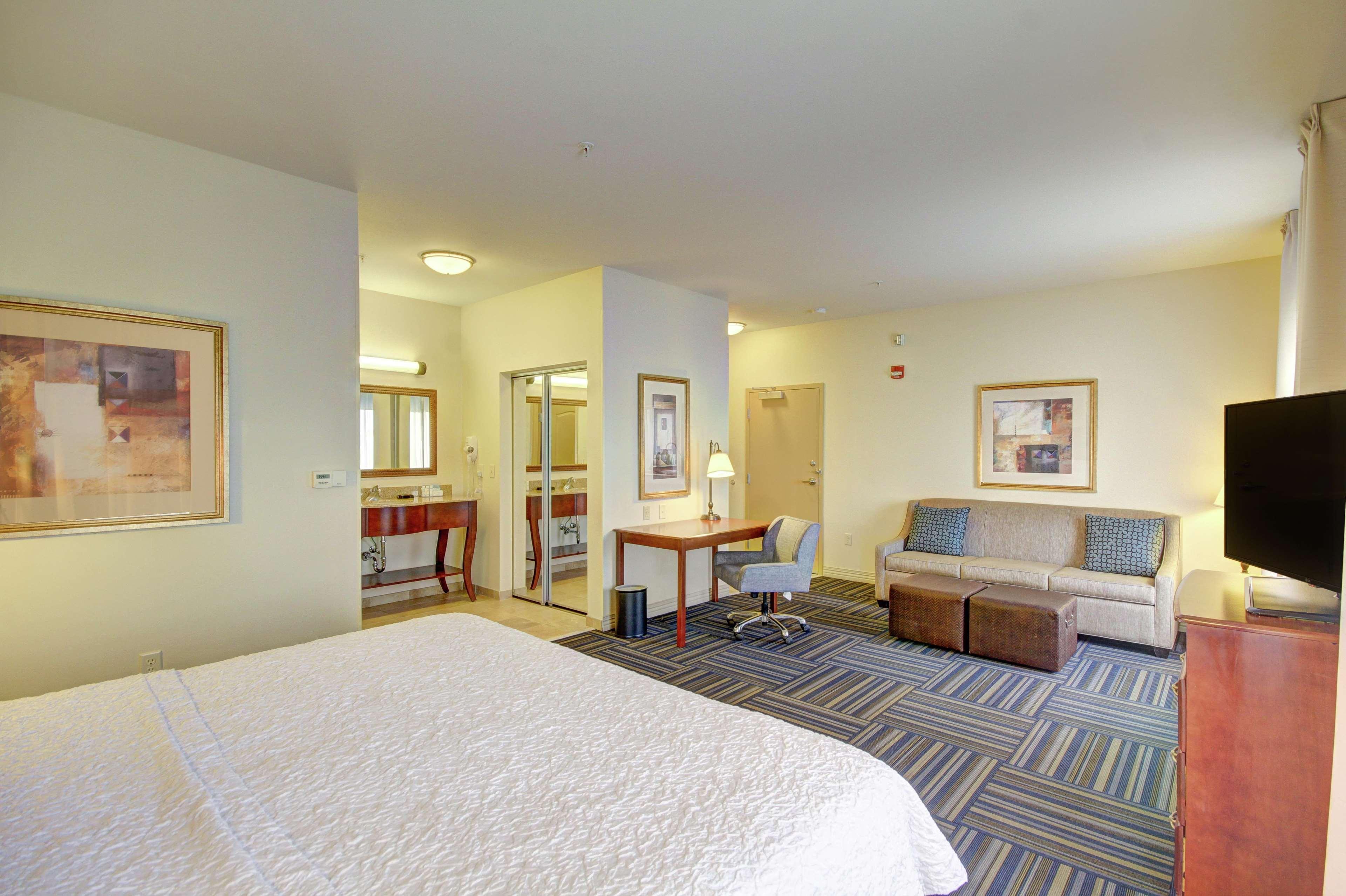 Hampton Inn And Suites Alexandria Exterior photo